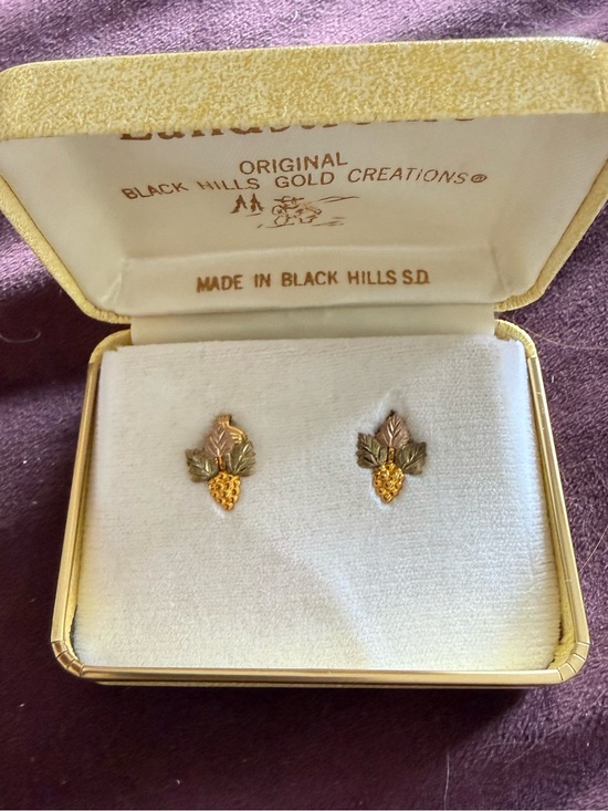 Jewelry - Black Hills Gold Grapevine Clip Earrings - 10kt Gold